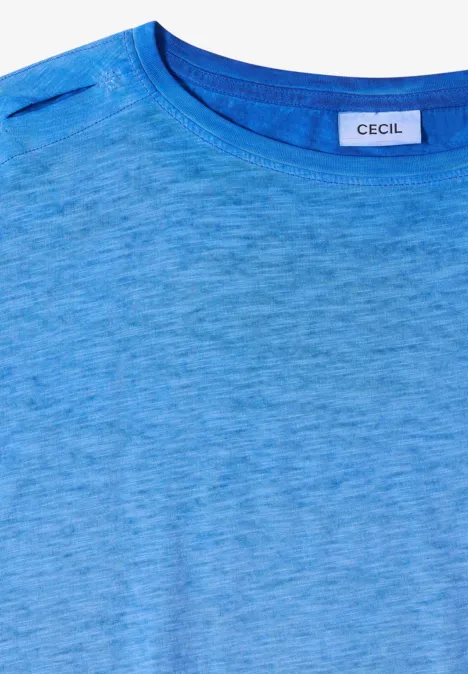Shirt van geverfde jersey surf blue Een effen lichtblauw T-shirt met ronde hals en klein label in de kraag.