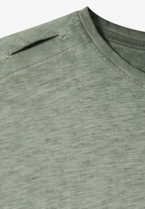 Naheaufnahme eines hellgrünen T-Shirts mit Rundhalsausschnitt und leicht melierter Struktur.