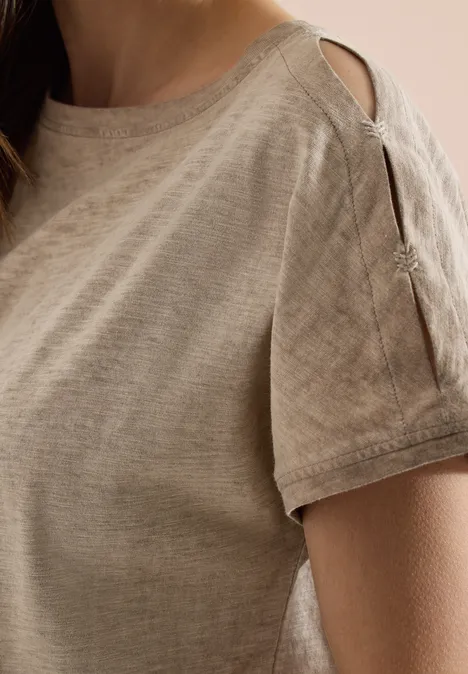 Beiges T-Shirt mit lockerer Passform und modischem Schulter-Cut-out, leichter Baumwollstoff.