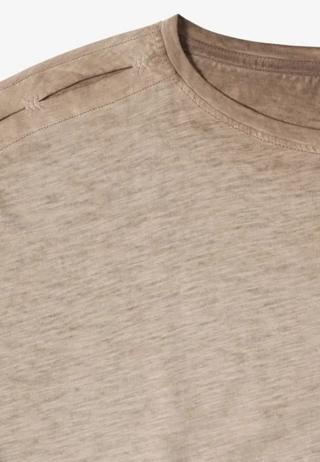 Beiges, schlichtes T-Shirt mit Rundhalsausschnitt auf hellem Hintergrund.
