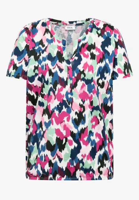 Buntes T-Shirt mit pink-grün-blauem Camouflage-Muster und V-Ausschnitt.