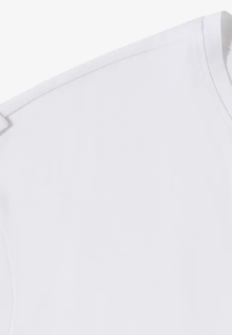 Einfaches weißes ärmelloses Oberteil.