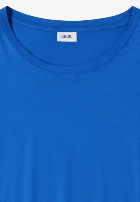 Een effen blauw T-shirt met ronde hals en een merklabel.