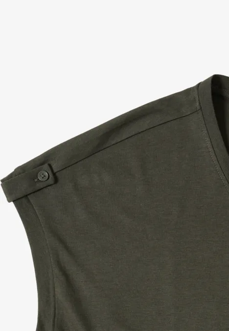 Dunkelgrünes ärmelloses Shirt mit Rundhalsausschnitt und Knopfdetail an der Schulter.
