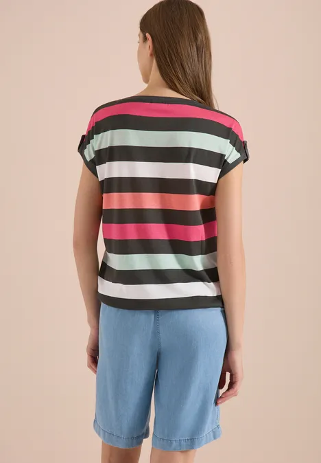 Vue de dos d'une personne portant un t-shirt à rayures colorées et un short en jean bleu clair sur fond beige.