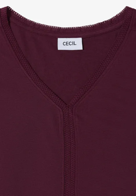 Dunkelrotes V-Ausschnitt-Shirt mit feiner Ziernaht und Markenlabel 'CECIL' am Rückenkragen.