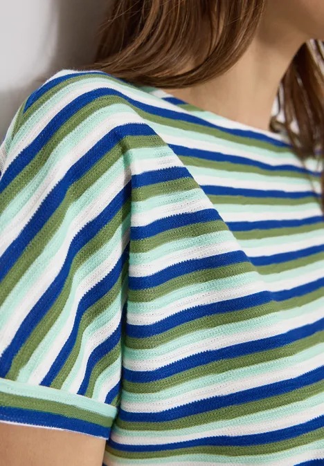 Gestreept shirt met structuur null Vrouw in een kortmouwig gestreept shirt in groen, blauw en wit.