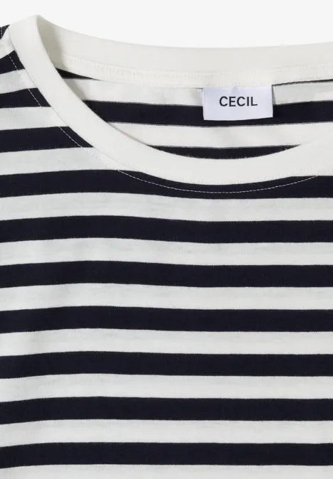 Gros plan d’un T-shirt à rayures noires et blanches, col rond, étiquette CECIL.