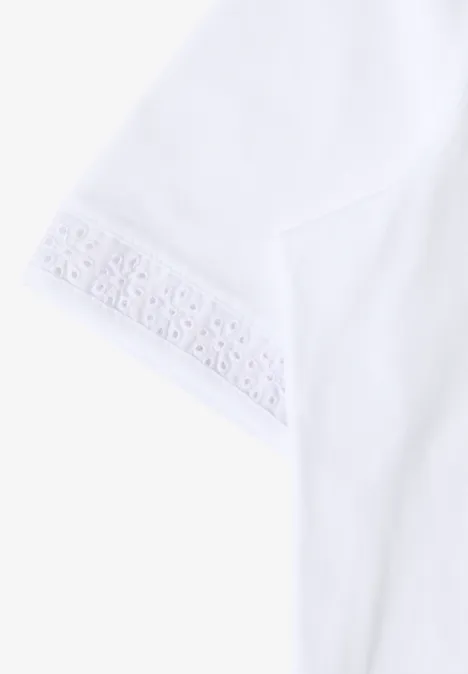 Weißes Kurzarmshirt mit filigraner Spitzenborte am Ärmelabschluss.