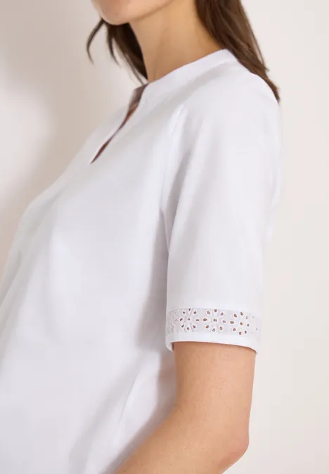 Schlichtes weißes T-Shirt mit kurzen Ärmeln und feinem Lochmuster am Ärmelabschluss.