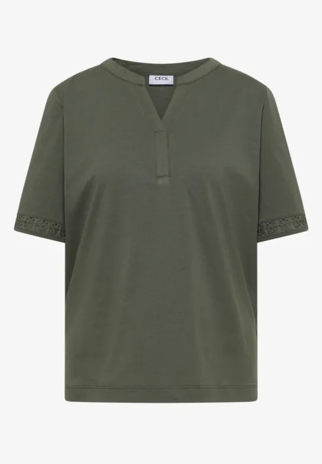 Olijfgroene T-shirt met korte mouwen, V-hals en korte knoopsluiting.