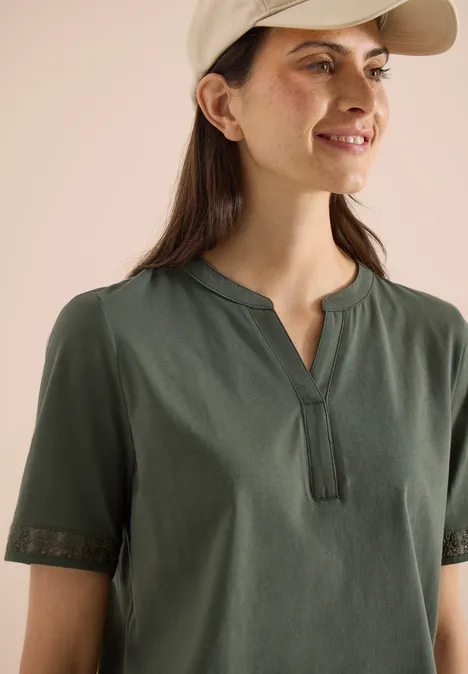 Donkergroen dames-T-shirt met korte kantenmouwen en V-hals.