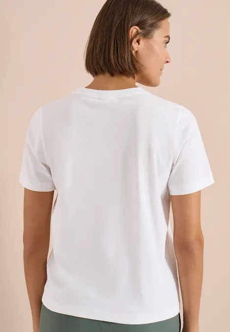 Shirt met ronde hals en frontprint vanilla white Rugaanzicht van een persoon met kort haar in een wit T-shirt tegen een neutrale achtergrond.