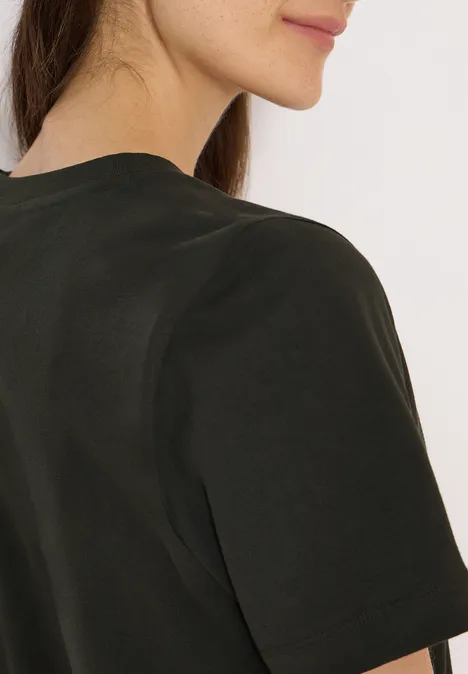 Shirt met ronde hals en frontprint raw khaki Gedeeltelijke weergave van een persoon in een donker T-shirt, rug en kin in profiel.