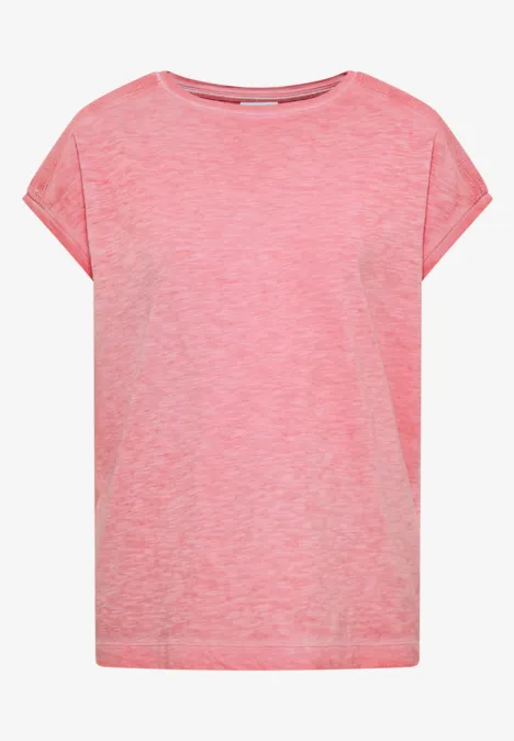 T-shirt rose simple avec manches courtes retroussées et encolure ronde.
