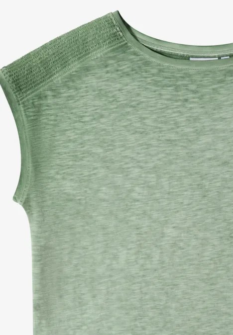 T-shirt en jersey au look garment dye deep matcha green Ein ärmelloses, hellgrünes T-Shirt aus leichtem, meliertem Stoff mit Rundhalsausschnitt.