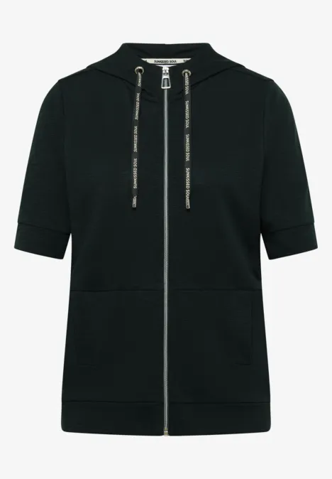 Schwarzer Hoodie mit kurzen Ärmeln, durchgehendem Reißverschluss und Kängurutaschen.