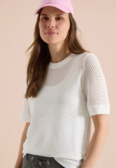 Shirt met ronde hals in ajour look vanilla white Model met lang bruin haar draagt een wit, halfdoorzichtig gaas-T-shirt met korte mouwen.