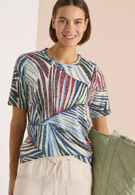 Shirt in burnout-look met print palm breeze green Persoon met kleurrijk gestreept shirt en beige broek