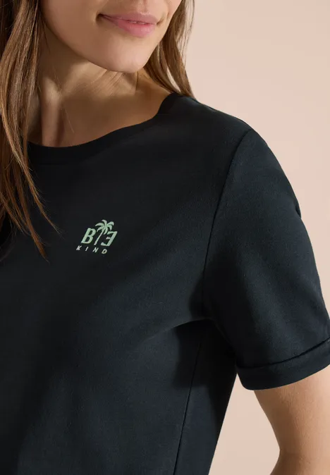 Zwart dames-T-shirt met korte mouwen en klein groen logo op de linkerborst.
