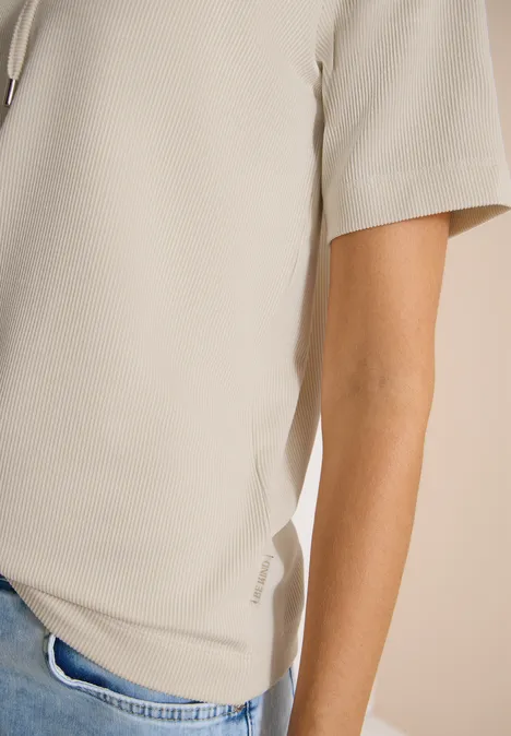 Gestreept shirt pearl beige Beige T-shirt met korte mouwen, zijaanzicht, gecombineerd met een lichtblauwe spijkerbroek.