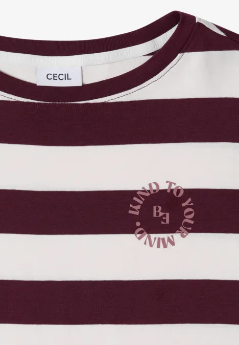 Weiß-bordeaux gestreiftes Kurzarmshirt mit Rundhalsausschnitt, Markenlabel 'Cecil' und Kreisprint 'mind to mind'.