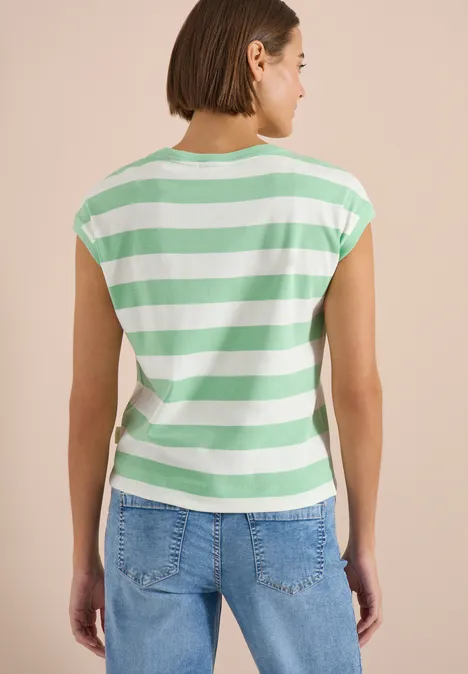 Frau von hinten in grün-weiß gestreiftem T-Shirt und Jeans