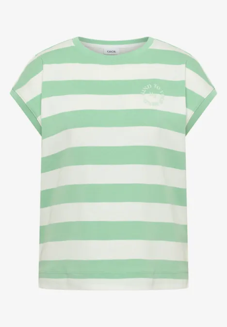 Locker geschnittenes T-Shirt mit hellgrünen und weißen Querstreifen und überschnittenen Ärmeln.