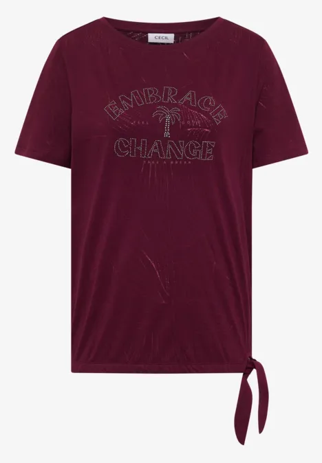 Weinrotes Damen-Shirt mit kurzem Arm, Aufdruck 'Embrace Change' und seitlicher Knoten-Detail.