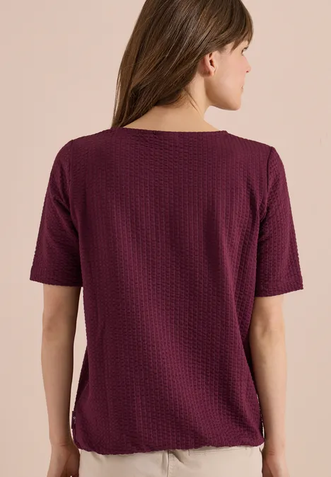 Shirt in seersucker stof sweet grape red Achteraanzicht van een vrouw in een gestructureerd, bordeaux kort mouwen shirt