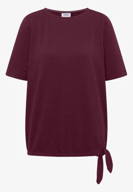 Shirt in seersucker stof sweet grape red Bordeauxrood dames-T-shirt met korte mouwen, gestructureerde stof en een decoratieve knoop in de zoom.
