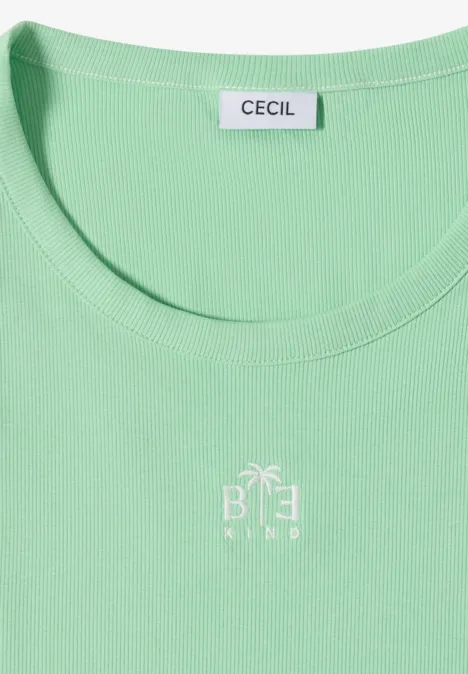 Helles, mintgrünes Damen-T-Shirt mit Rundhalsausschnitt, CECIL-Label am Kragen und „Be Kind“-Aufdruck.