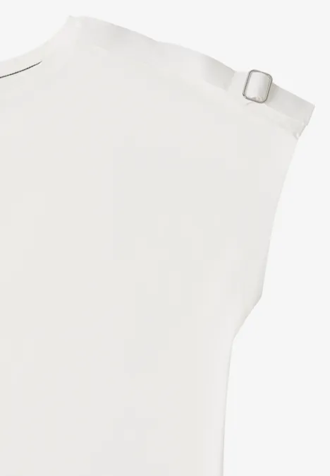 Weißes, ärmelloses Oberteil mit verstellbarem Schulterriemen und silberner Schnalle.