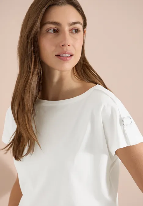 Eine Person trägt ein schlichtes weißes T-Shirt mit Rundhalsausschnitt und kurzen Ärmeln.