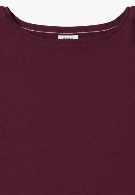 Ein einfaches, bordeauxrotes T-Shirt mit Rundhalsausschnitt.
