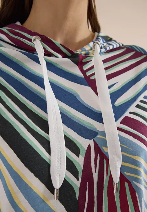 Hoodie shirt met print palm breeze green Close-up van een kleurrijke hoodie met witte trekkoorden en diagonale strepen in blauw, groen en bordeaux.
