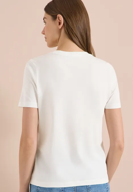 Vrouw in eenvoudig wit T-shirt, rugaanzicht tegen neutrale achtergrond.