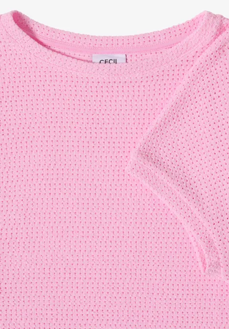 Gefaltetes, zartrosa Kurzarm-Strickshirt mit feinem Mesh-Muster.