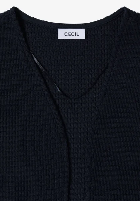Veste ouverte à manches 3/4 en look ajouré universal blue T-shirt en maille gaufrée noir à encolure en V avec étiquette CECIL.