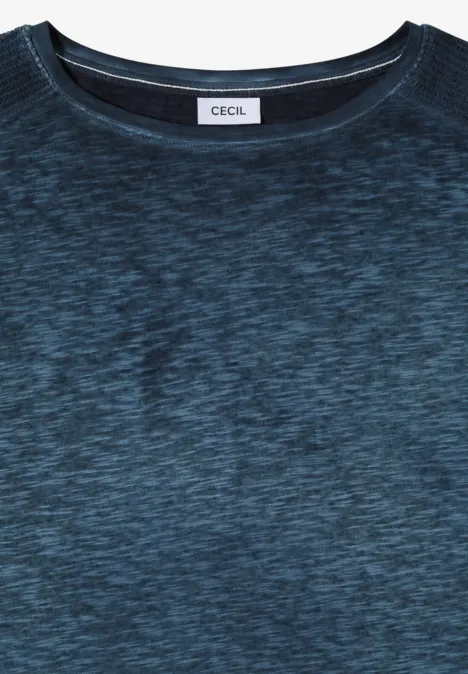 Ein meliertes blaues T-Shirt mit Rundhalsausschnitt.