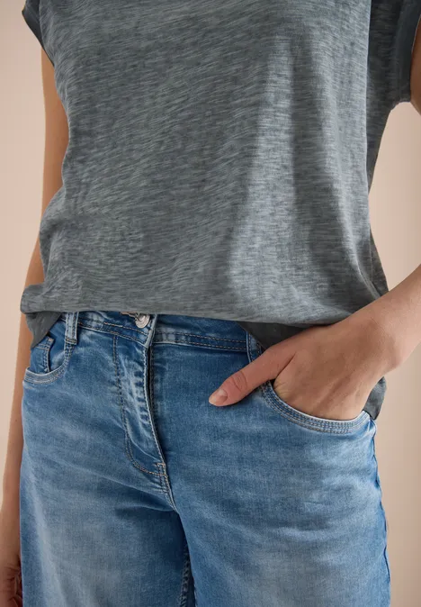 T-Shirt mit Boatneck im Garment-Dye-Look volcanic grey Person trägt graues T-Shirt und blaue Jeans, eine Hand in Jeans-Tasche.