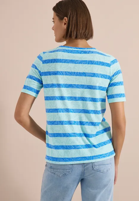 Personne de dos portant un t-shirt rayé bleu et un jean.