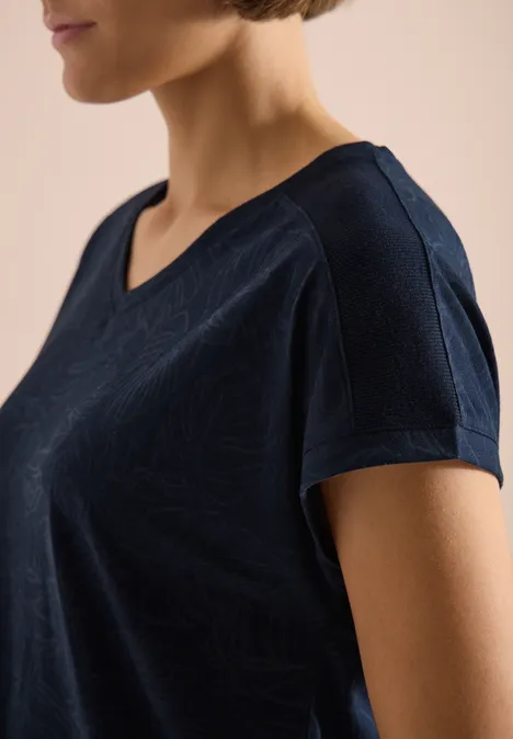 Dunkelblaues Damen-T-Shirt mit dezentem Blattmuster, V-Ausschnitt und kurzen Ärmeln.