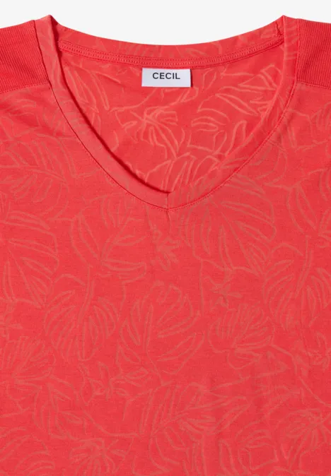 Shirt met ton-sur-ton burn-outpatroon coral Rotes T-Shirt mit V-Ausschnitt und dezentem Blättermuster, gefaltet mit CECIL-Label.