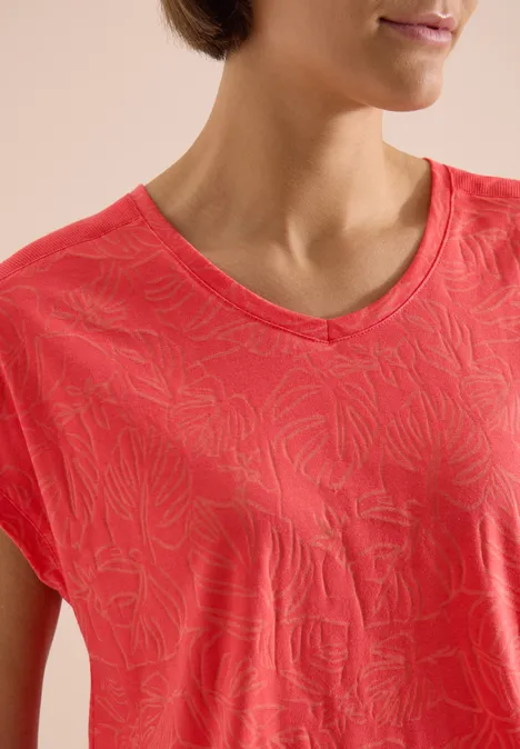 Shirt met ton-sur-ton burn-outpatroon coral Frau in rotem T-Shirt mit V-Ausschnitt und dezentem Allover-Muster