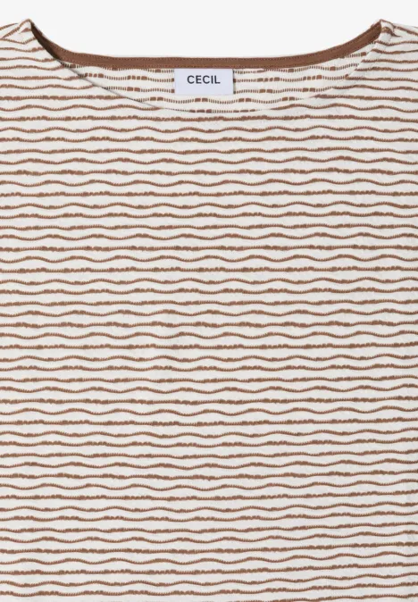 Lichtbeige shirt met bruine golvende strepen, ronde hals, merklabel "CECIL" in de kraag.