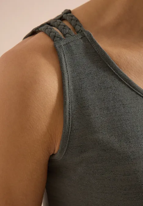 Top avec col en V arrondi et détail tressé khaki Gros plan sur une personne portant un débardeur gris à bretelles tressées