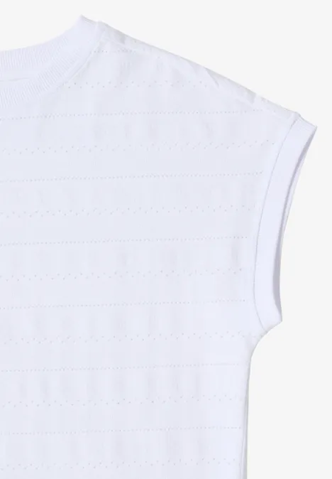 T-shirt structuré avec col bateau White Weißes T-Shirt mit kurzem Ärmel und Rundhalsausschnitt, Detailaufnahme von Schulter und Ärmelansatz.
