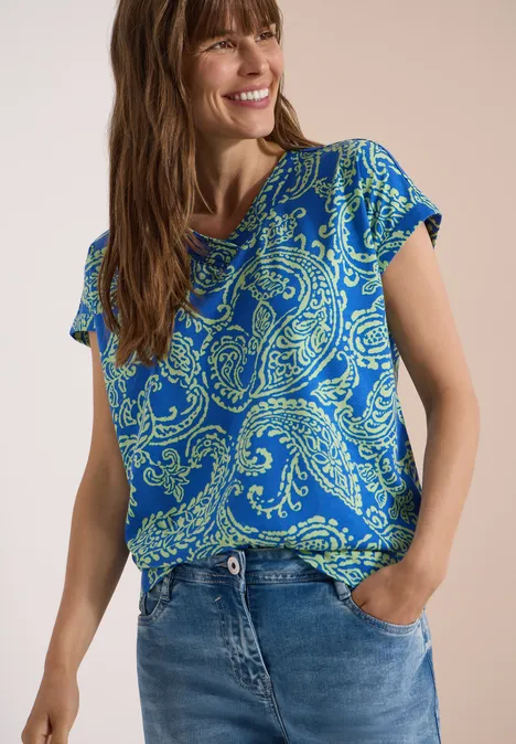 Shirt met V-hals en print surf blue Vrouw draagt blauw paisley T-shirt met spijkerbroek, hand in de zak