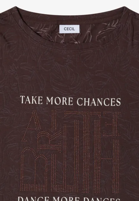 Braunes T-Shirt mit Aufschrift "TAKE MORE CHANCES" und angedeuteter Stadtgrafik